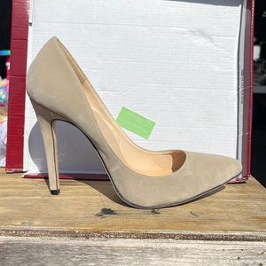 Never worn nude heel . Size is weird listed as 10 but fits like an 8